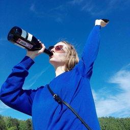 蓝色吃瓜头像男生,蓝颜吃瓜男生的趣味日常