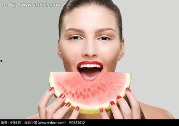 模特美女吃瓜图片,美女模特演绎夏日风情